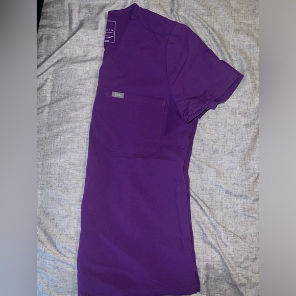 FIGS ~Limited Edition~ Catarina Scrub Top ~~MAGIC PURPLE~~ - Picture 5 of 5
